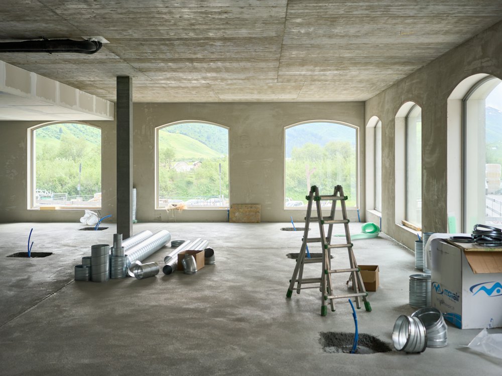 Plateau en fin de rénovation, avec échelle et matériaux au sol