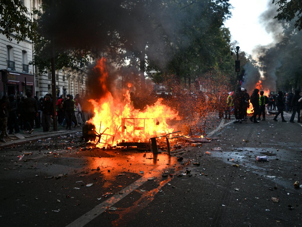 Rue jonchée de débris lors d'une manifestation